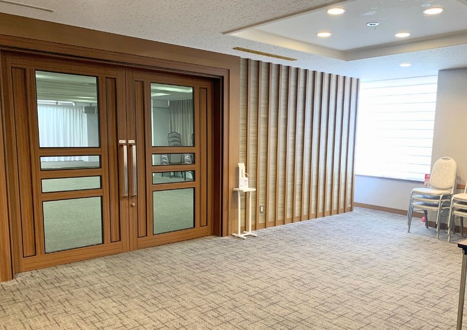 木製のダブルドアと会議室の入口